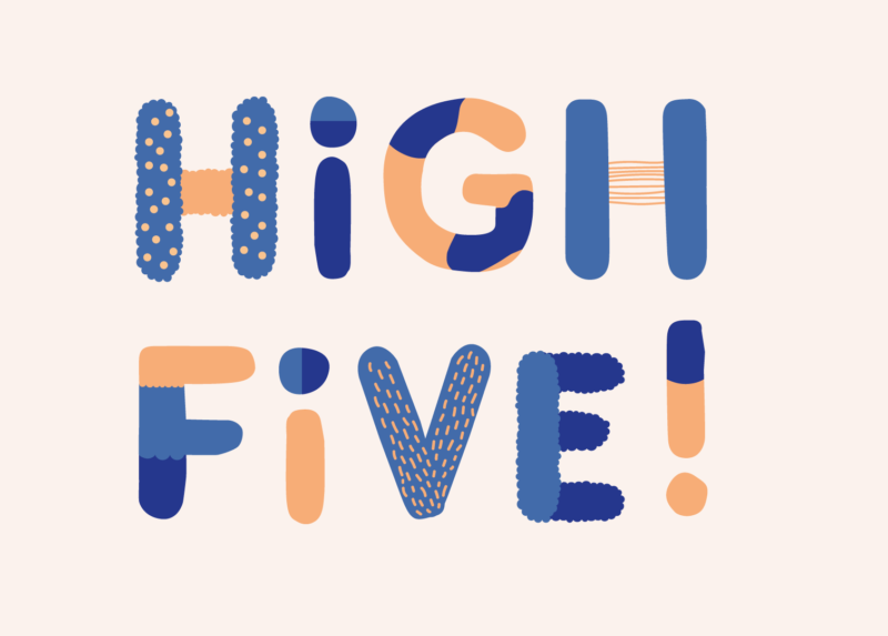 High five typograferat i lekfull stil, med runda, fluffiga, prickiga, randiga former