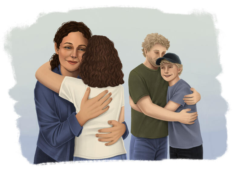 En mamma som kramar sin dotter och en pappa som kramar sin son. 