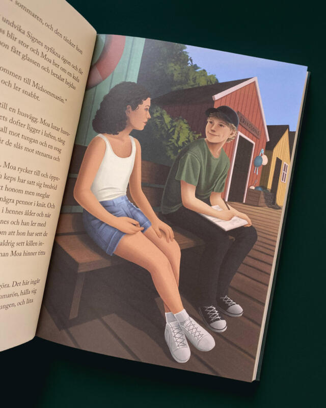 Illustration av en flicka och en pojke som sitter på en bänk vid en fiskebod. Pojken har ett ritblock i knät och en penna i handen.