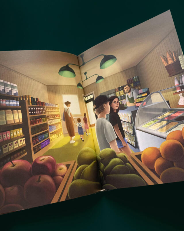 I en matbutik står en flicka och en pojke och väljer glassmaker. En mamma går ut med sina två barn genom dörren. 