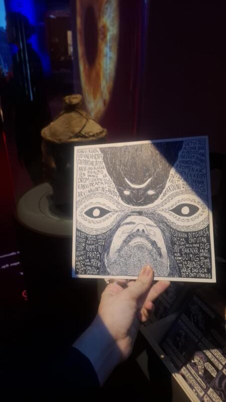 Ett foto av en hand som håller upp serien