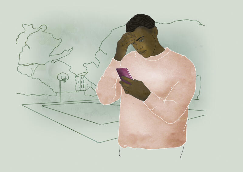 Man med mobil läser sms, hotbrott