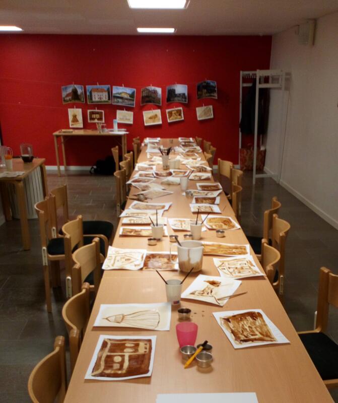 Ett långbord med massor av kaffemålningar.