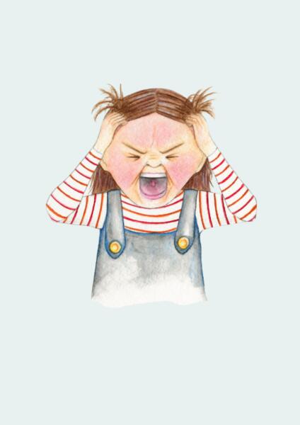 En liten flicka som är så arg att hon sliter sitt hår.