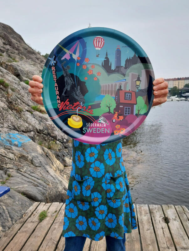 Rund bricka tillverkad i björkfanér med motiv Södermalm. Ett av mina stadsmotiv.