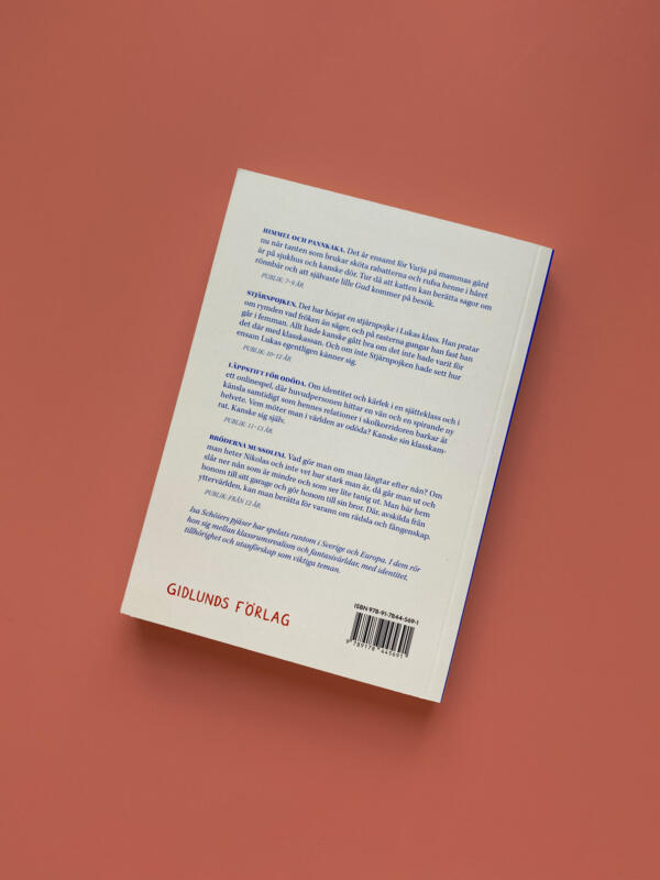Baksidan av ett bokomslag med baksidestext i blått och förlagsnamns i rött mot en ljusbeige bakgrund.