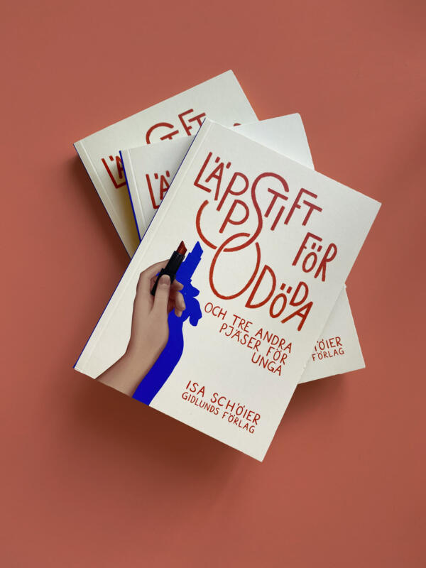Tre böcker som ligger på varandra. På omslaget finns en hand som håller i ett läppstift och bokens titel som är skrivet med läppstiftet.