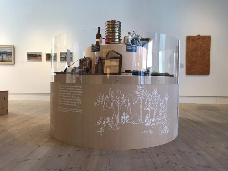 Bild av museimonter med illustration av blandskog.