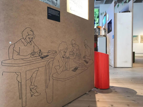 Bild av museimonter med illustration av kvinnor som kontrollerar borrprover och räknar årsringar.