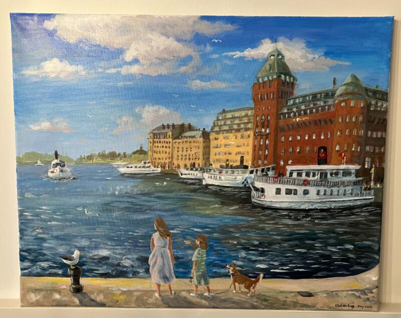 En akrylmålning av Elin Alskog, föreställande några barn och en hund som står på kajen och tittar ut på en skärgårdsbåt. I bakgrunden syns flera hus och skärgårdsbåtar. Det är en solig sommardag. 