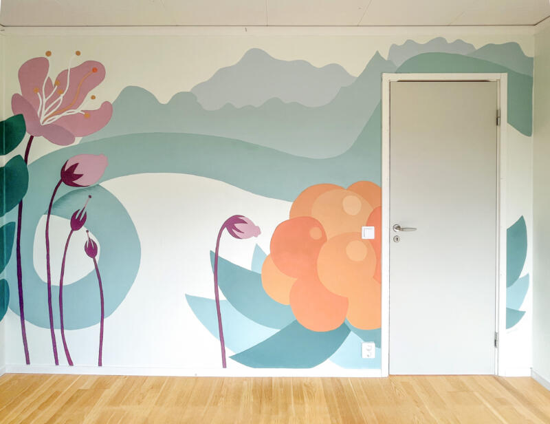 Delar av väggmålning av fjäll. Lapsk alpros, ett hjortron, en fjällbäck och berg/fjäll