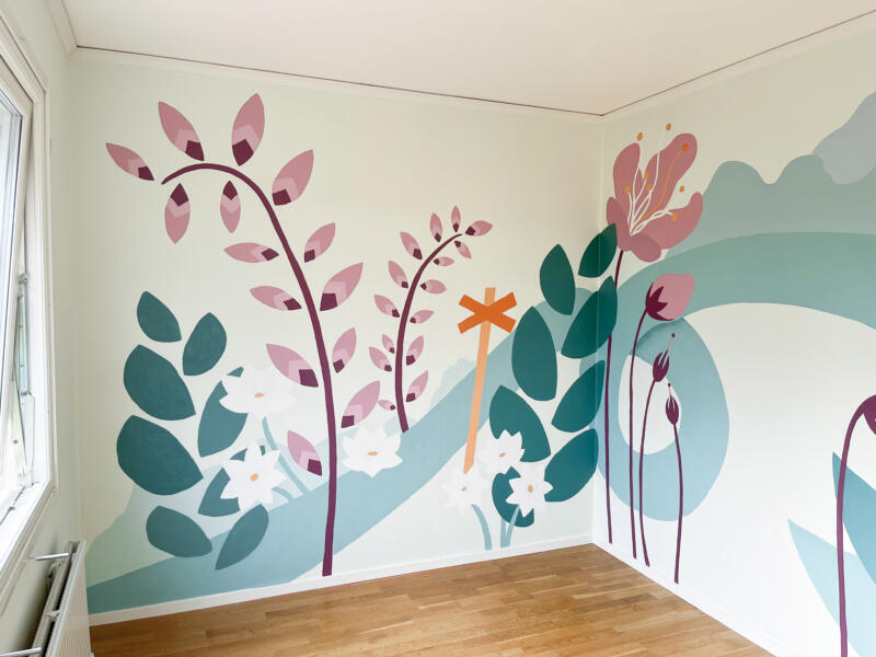 Väggmålning med fjälltema. Stjärnbräcka, fjällsippa och en vinterled ledmarkering