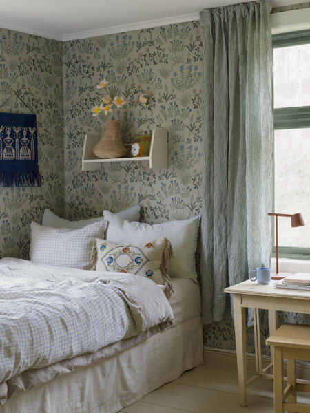 Noras äng, ett mönster för Boråstapeter med rödlistade svenska ängsblommor.