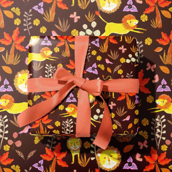 A reapting pattern with lions in a jungle by illustrator Susse Linton