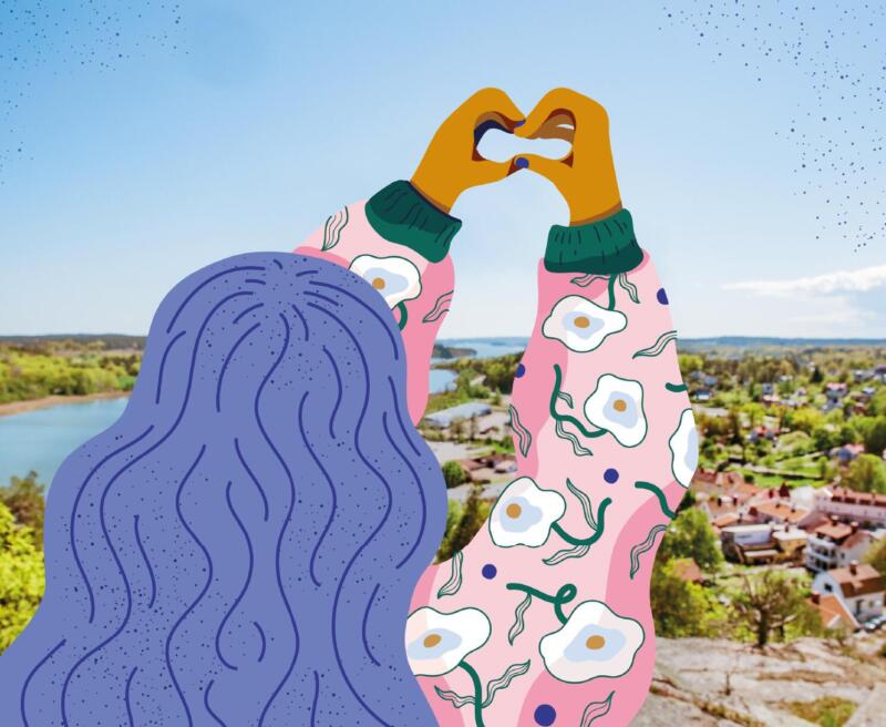 Flicka/tjej/kvinna som sträcker upp händerna och gör en hjärtan-symbol med händerna. Hon har blått hår, blommig jacka och är omgiven av girlanger. Illustrationen är monterad på ett foto av utsikten över Gamleby, en småstad i norra Småland.