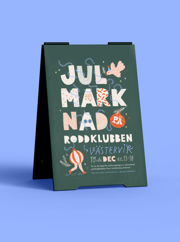 Affischen monterad på en gatupratare och har handgjord typografi och lekfull design av olika julpynt.