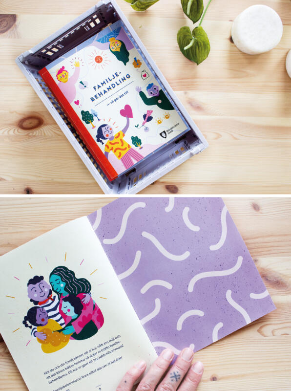 Broschyr som handlar om socialtjänsten och dess kontakt med barn och ungdomar. Färgglada bilder på familjer och olika personer. Konceptet ramas in av mönster.