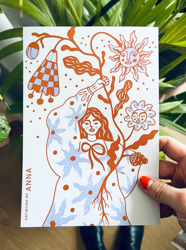 Stark, självständig, kreativ kvinna med blommig klänning som håller en planta med en växande blomma och sol. Grafiskt enkel i färgerna lila och orange.