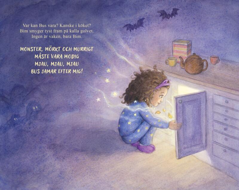 Illustration i akvarell från bilderboken Bim & Bus, en språkutvecklande bok för förskolan i samarbete med Teater Sagohuset. En flicka med mörkbrunt, stort lockigt hår och en blå pyjamas med stjärnor öppnar en lucka i köket.