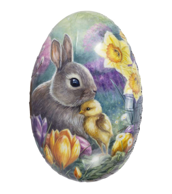 En kaninunge och en kyckling med påskägg bland växter och blommor som videung, krokus och påskliljor. Akvarellmålning av gulliga djurungar, vårmotiv. Illustrationer i akvarell av Marta Leonhardt för Påskkollektion 2024, Hedlundgruppen. Trycks på påskägg och andra produkter. Detaljerade illustrationer för bilderböcker, barnböcker, barnrummet mm. Kanin och kyckling med vårblommor.