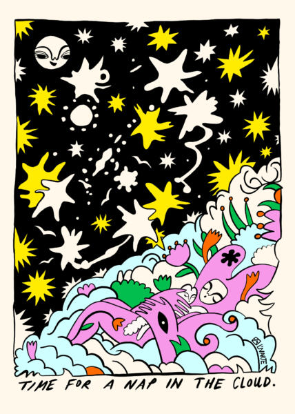 Gula och vita stjärnor mot en svart himmel, med en leende måne i vänstra hörnet. Fantasifigur "sfirkel" sover bland molnen med en katt i sin famn. Blommor och växter växer upp ur molnet.