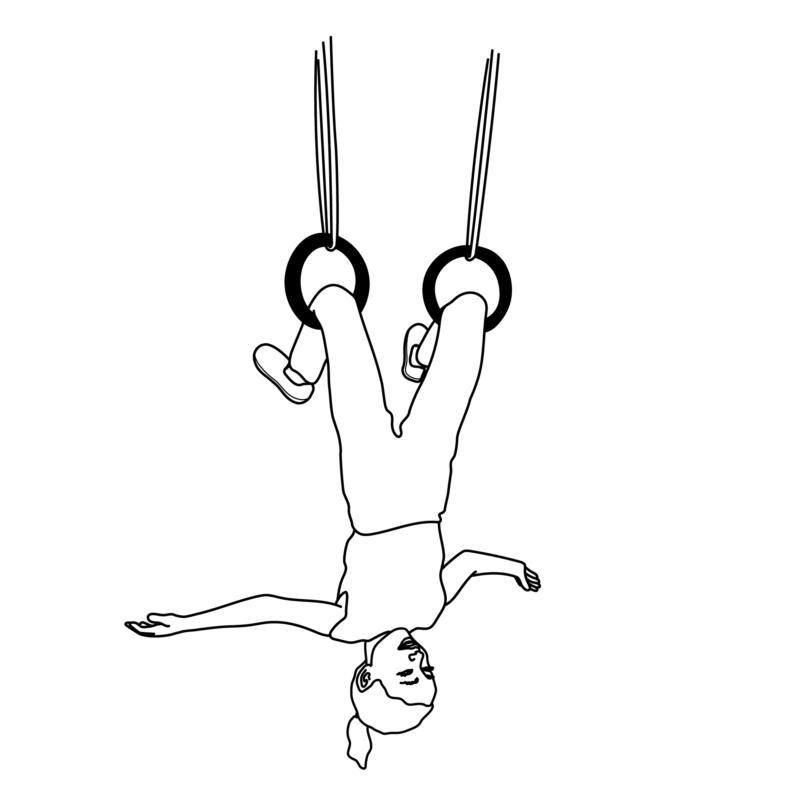 Person hänger med knävecken i ringar.