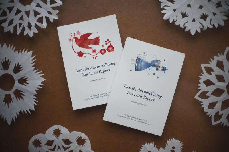 Illustration av fredsduva samt ängel, tryckt för Lexis Papper pappershandels juletiketter.