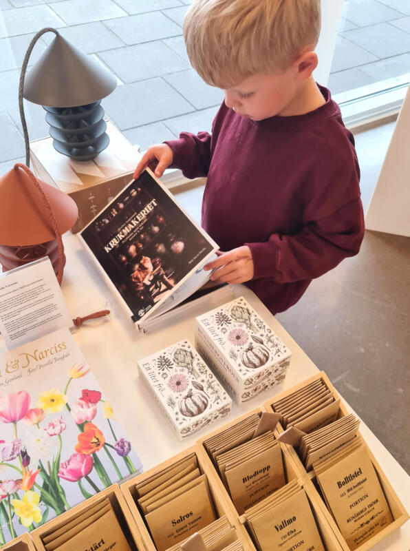 Presentaskarna står uppställda för försäljnings i designmuseet Vandalorums butik