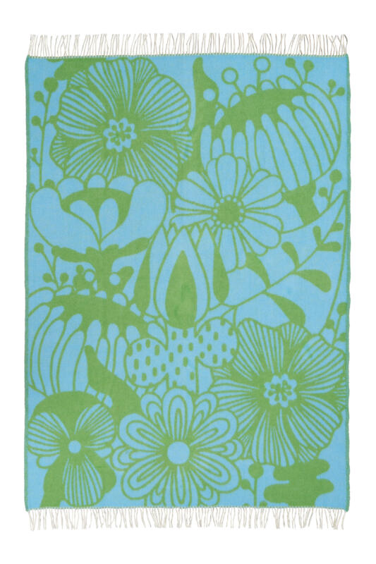 Produktbild av utvikt ullfilt med fransar. Blommigt mönster i grönt på ljusblå bakgrund. Retro.