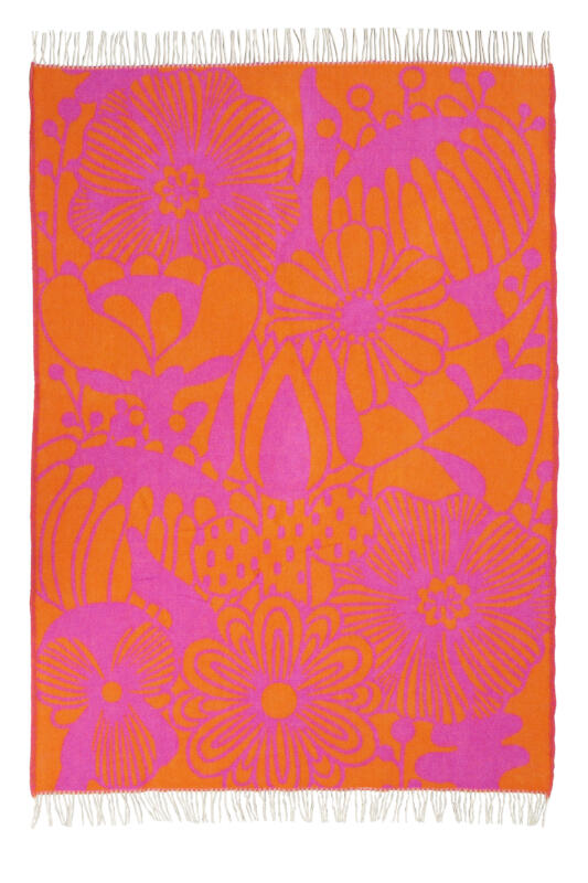 Produktbild av utvikt ullfilt med fransar. Blommigt mönster i ceriserosa på orange bakgrund. Retro.