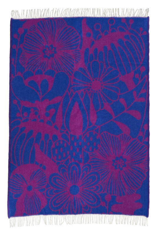 Produktbild av utvikt ullfilt med fransar. Blommigt mönster i lila på mörkblå bakgrund. Retro.