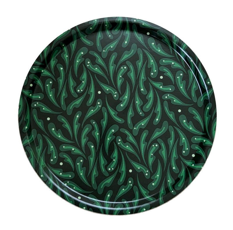 Rund bricka med diametern 38cm med mönstret Arugula. Mörkgrön nästan svart bakgrund med gröna blad som sprider sig oregelbundet. Mörkgröna former med ljusare grönt inuti som föreställer ruccola. Små och stora cirklar i en ljus färg lite var stans som ett strössel av parmesan. Formpressad.