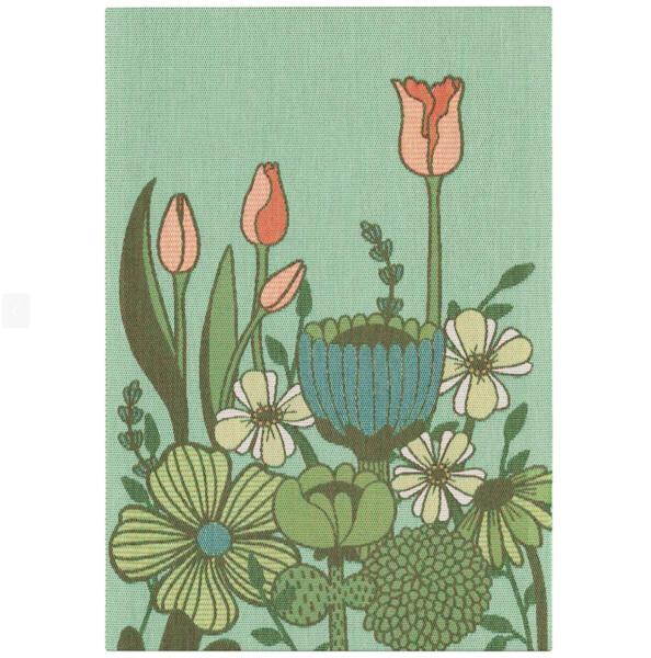 Vävd kökshandduk i mjuka gröna nyanser och olika fantasifulla blommor. Fyra tulpaner i rosa sträcker sig upp bakom de andra blommorna.