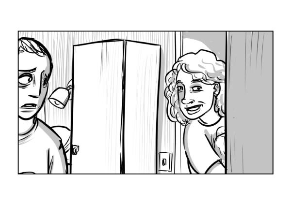 två kvinnor, en i rummet som ser skamsen ut och en kvinna som kikar in genom dörren med ett neutralt/glatt utseende