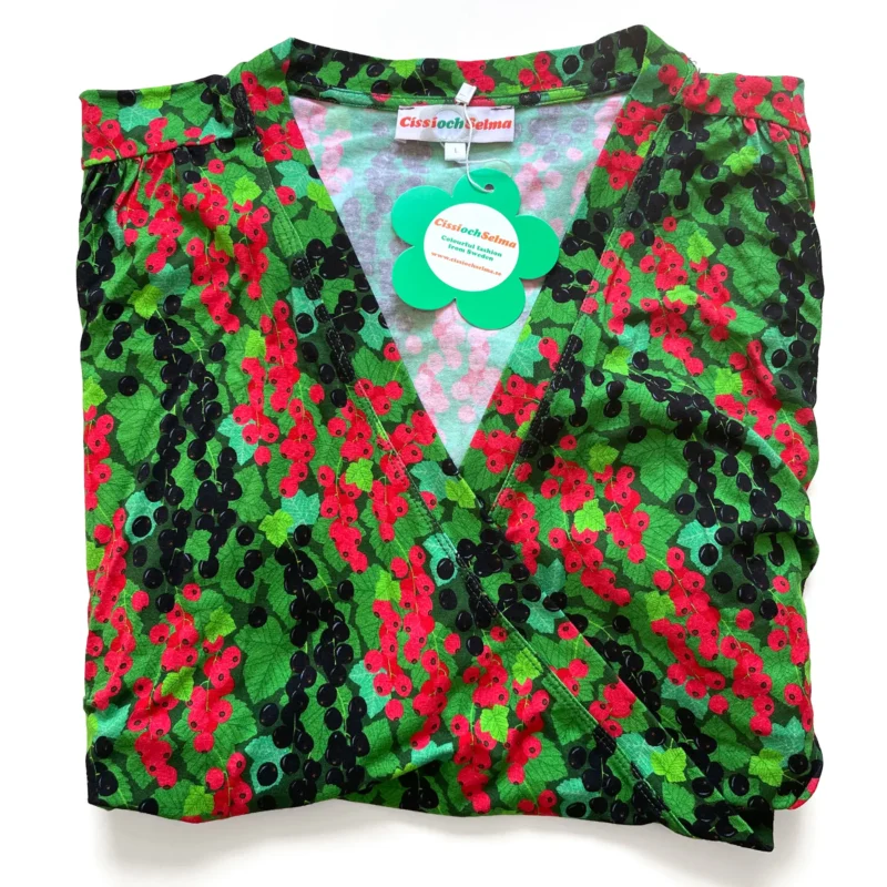 Mönster med röda och svarta vinbär på en tröja