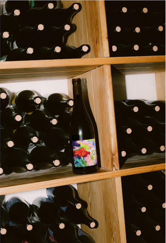 Vinflaska med annan korallrevsetikett, mockup i akvarell och akryl.