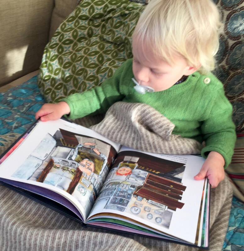 Pojke som läser bilderbok, Boken heter På natten flyger vi