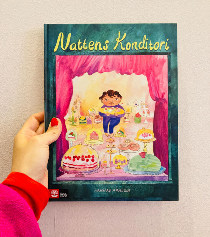 Handgjort bokomslag i akvarell och kollage till bilderboken ”Nattens konditori” för barn 3–6 år. Illustrationen föreställer Leon som sitter i ett konditorifönster och njuter av kakor och tårtor. Omslaget kombinerar lekfullt och färgstarkt bildspråk med bokens tema om fantasi, nattliga äventyr och godsaker, och fungerar som visuellt lockande omslag för målgruppen.