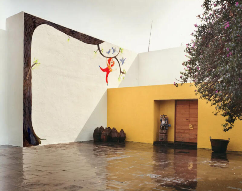 Färgglad väggmålning föreställande en flicka som hänger i en gren. Den lekfull i sitt uttryck och präglas av mjuka former, starka färger och ett organiskt bildspråk. passar i offentliga miljöer, skolor, förskolor eller kreativa rum.