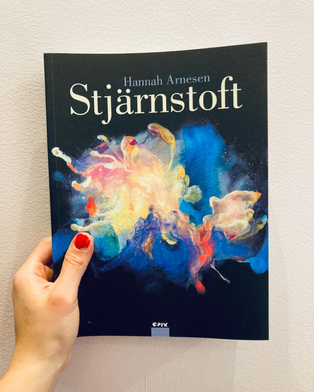 Bokomslag i akvarell och akryl till den grafiska romanen ”Stjärnstoft”. Illustrationen visar en färgstark nebulosa och återspeglar bokens tema om planeten Jordens historia, nutid och framtid. Omslaget kombinerar konstnärligt uttryck med vetenskaplig och poetisk berättelse, och fungerar som ett visuellt fängslande skydd för läsaren.