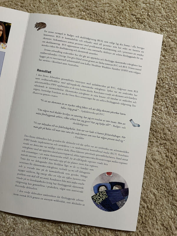 Foto av en folder med forksningsresultat som har små illustrationer runt om texten. Illustration av katt, strumpa och två barn som sover under ett täcke.