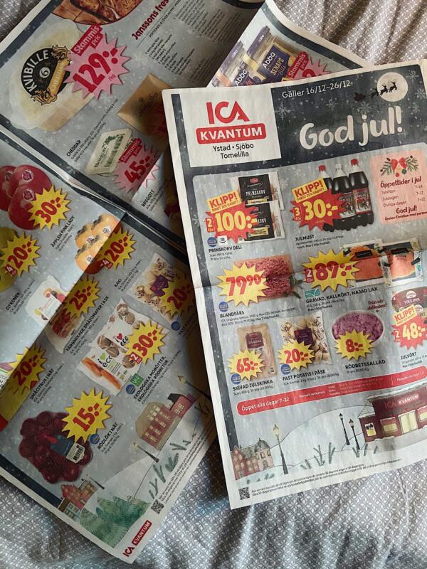 Direktreklam, reklamblad för ICA Kvantum med en julig inramning i form av snöflingor, hus, lyktor och granar.