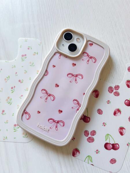 Print pack för mobilskal med olika mönster i akvarell: blommor, rosetter samt röda frukter och bär.