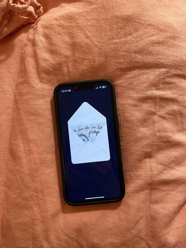 Vykort i swish-appen av en tant som håller ett kuvert. I illustrationen står också texten "Här har du en liten fickpeng"