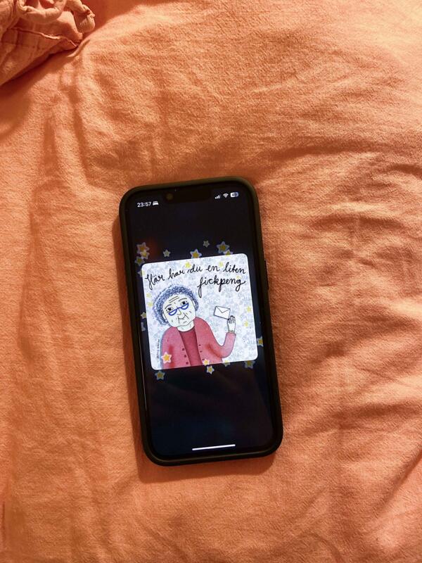 Vykort i swish-appen av en tant som håller ett kuvert. I illustrationen står också texten "Här har du en liten fickpeng"