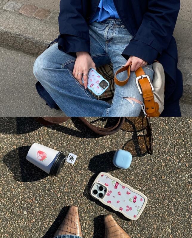 Mobilskal med röda frukter och bär i akvarell, i olika miljöer. En take away-mugg med jordgubbsmotiv ligger bredvid.