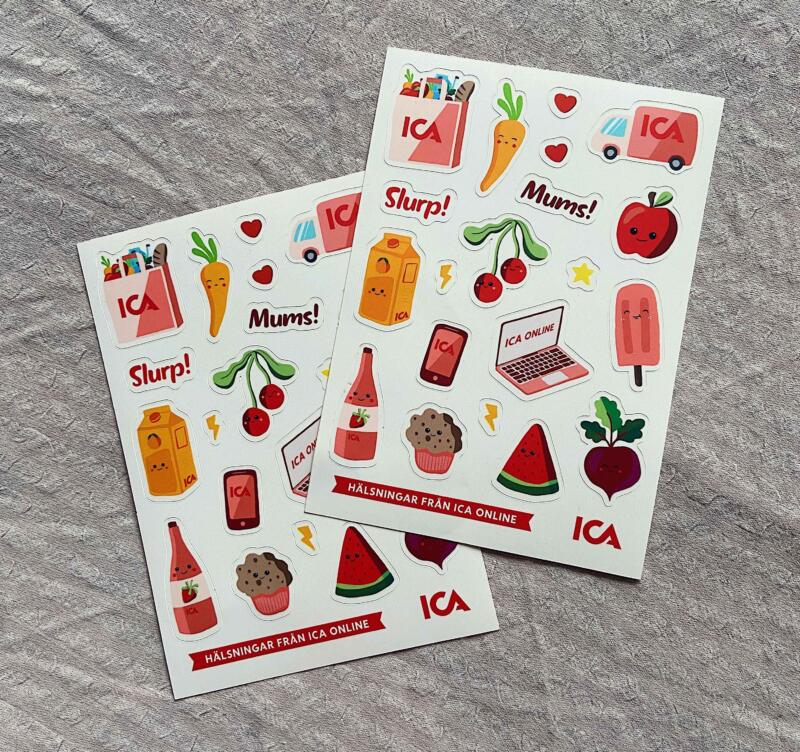 Klistermärkesark med gulliga illustrationer av olika matvaror som t.ex. morot, juice, sagt, melon, muffins, rödbeta, körsbär och glasspinne.