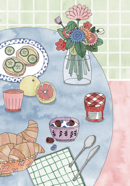 Illustration i pastellfärger av ett frukostbord med frallor med pålägg, färgglad. blombukett, croissanter, yoghurt med bär, sylt och citrusfrukt.