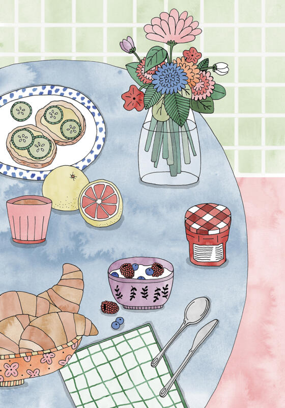Illustration i pastellfärger av ett frukostbord med frallor med pålägg, färgglad. blombukett, croissanter, yoghurt med bär, sylt och citrusfrukt.