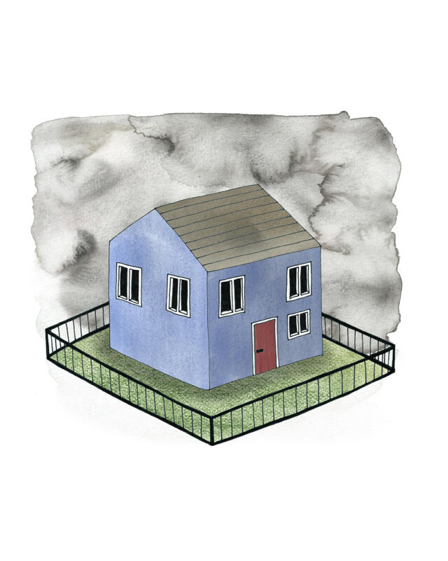 Ett hus med mörka moln omkring sig och släckt i fönstrena. Runt om huset är det ett staket utan en grind.